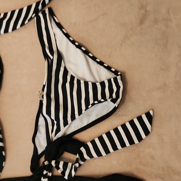 Bikini - Picture 3 of 7